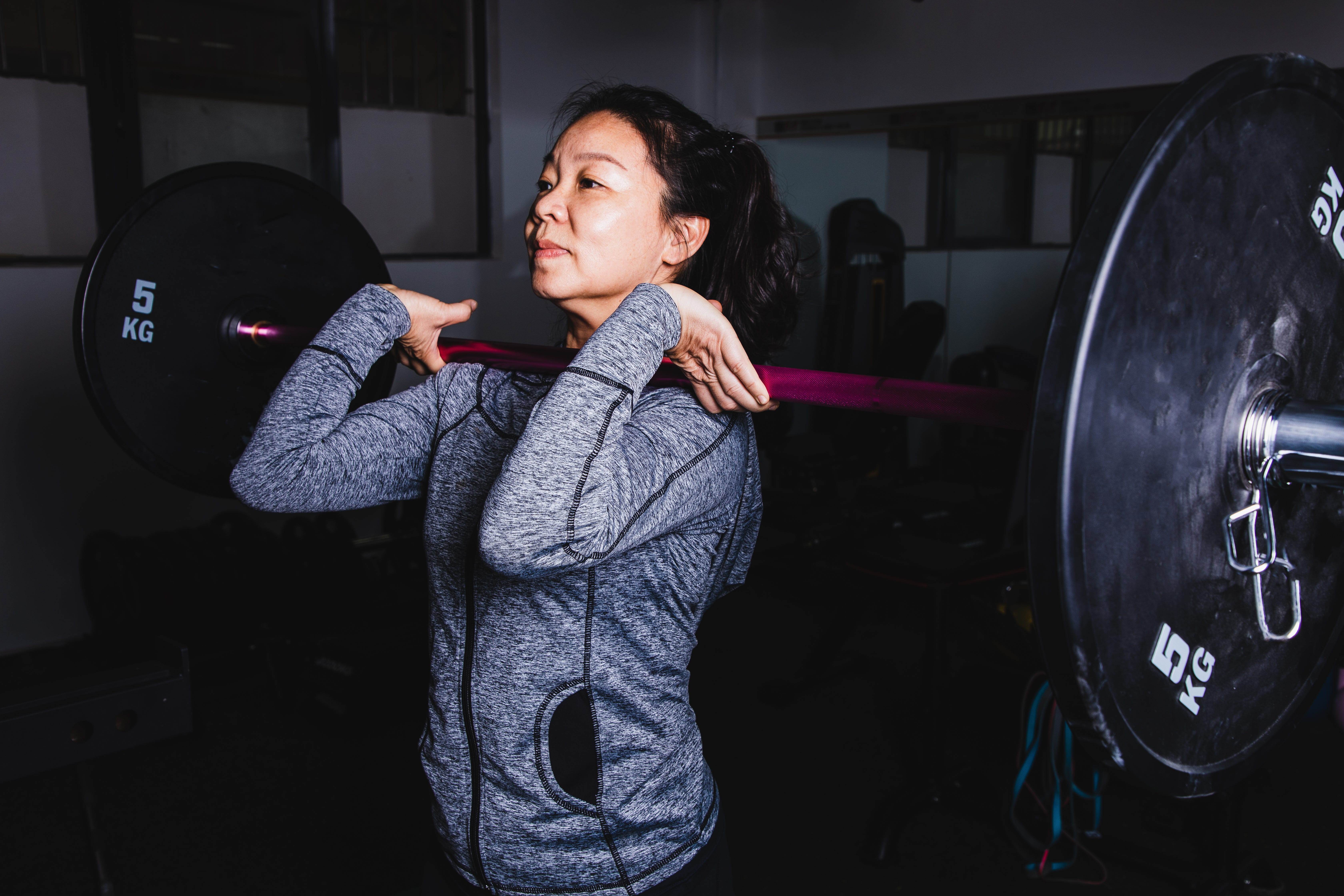 Should You Lift Light Weights for High Reps or Heavy Weights for Low Reps?
